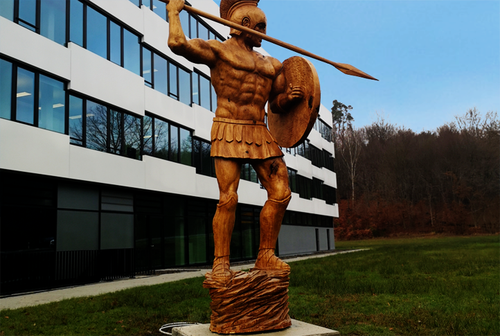Res Hofmann hat diesen Römer Soldat aus Holz geschnitzt und mit Osmo UV-Schutz-Öl veredelt.