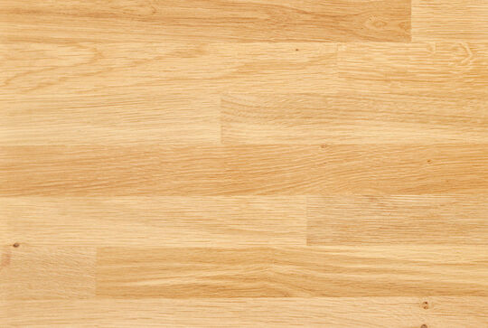 Verschiedene Holzarten für Tischplatten und Arbeitsplatten im Wohnbereich