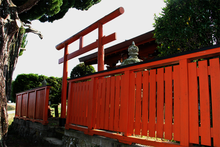 The red fence of the temple complex in Japan is coated with an Osmo wood finish