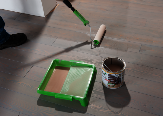 After the surface has dried, apply Osmo Hartwachs-Öl Original to the wood floor for protection.