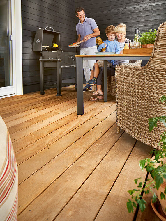 Grillsaison auf der Terrassendiele mit der ganzen Familie – Osmo News. Anstriche, Farbe und Holzdielen für eine gepflegte Terrasse.