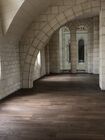 Der dunkel braune und mit Osmo Hartwachs-Öl behandelte Holzboden der Kirche steht im Kontrast mit der weißen Steinfassade – Osmo Referenz