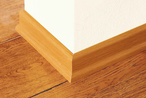 Holzfußboden mit Fußbodenleisten – Holz erlebt verschiedene Glanzgrade mit der Zeit, diese lassen sich mit Osmo leicht anpassen.