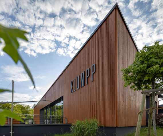 Eventcenter bei Weingut Klumpp verkleidet mit rotbraunen Osmo Fassadenprofilen aus Fichtenholz endbehandelt mit Holzschutz Öl-Lasur Zeder