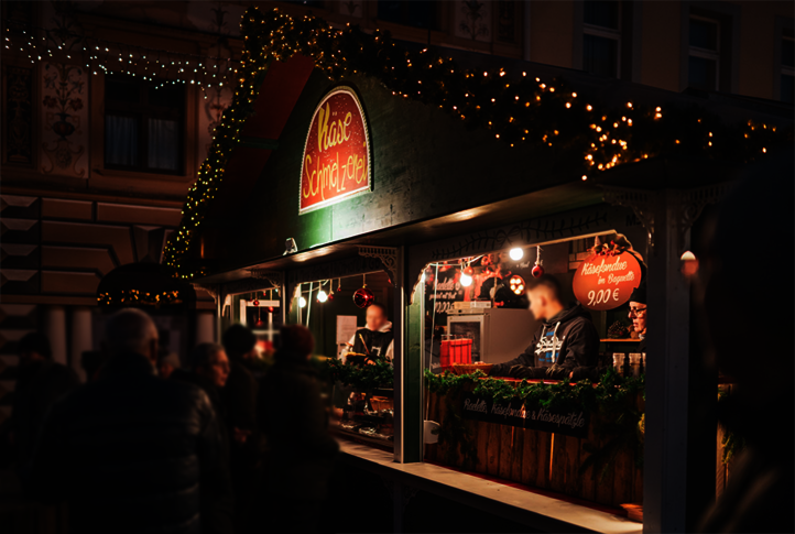Der Stand "Käse Schmelzerei" am Weihnachtsmarkt ist dank der Osmo Landhausfarbe festlich geschmückt