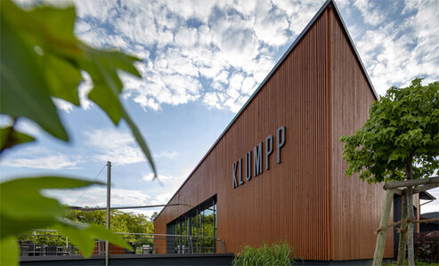 Osmo Referenz – eine neue senkrechte Gebäudefassade aus Zeder ziert das Weingut Klumpp