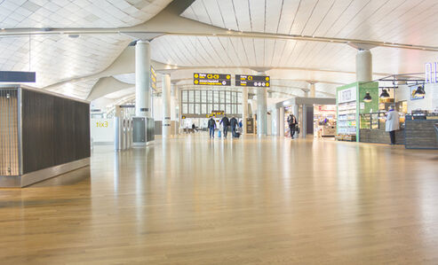 Osmo Referenz – Eichenparkett für den Fußboden des Flughafens in Norwegen mit Hartwachs-Öl Original behandelt