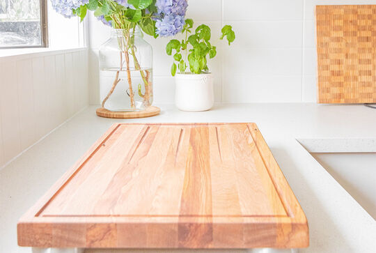 Osmo chopping board on a kitchen worktop - Osmo TopOil is excellent for the treatment of wood surfaces with contact to food