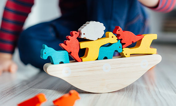 [Translate to EN:] Osmo Farbe und Anstriche für Kinderspielzeug, Holz im Kinderzimmer und Kindermöbel OSMO