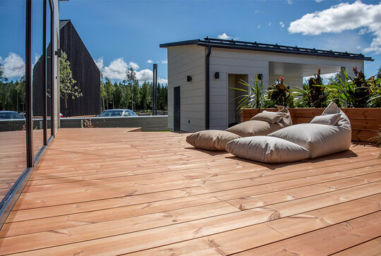 Osmo Thermo Spruce decking as a modern, minimalistic garden terrace with planters.