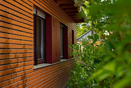 Osmo Holzfassade am Gebäude Fassadenprofil mit Holzschutz ÖL-Lasur lasiert