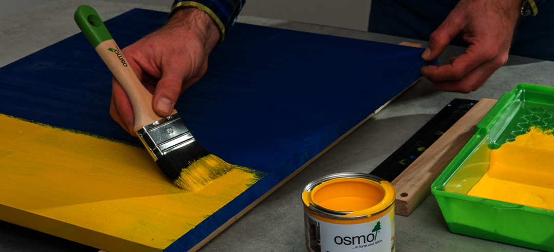 Sie können nun die zweite Osmo Dekorwachs Farbe auf Ihre Holzoberfläche auftragen. Streichen Sie dafür die zweite Farbe direkt auf die erste Farbschicht.