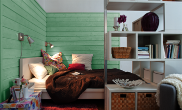 Schlafzimmer mit Wandverkleidung aus Osmo Profilholz mit mint-grünem Dekorwachs Mischfarbton