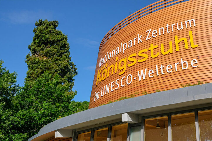 Vistors’ centre at Königstuhl with an exterior made of light-coloured Osmo cladding treated with Holzschutz Öl-Lasur