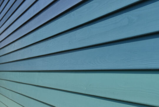 Nahaufnahme der Fassade CONO von Osmo in gestrichener Landhausfarbe in blauen Sonderfarben – Osmo Referenz Kindertagesstätte