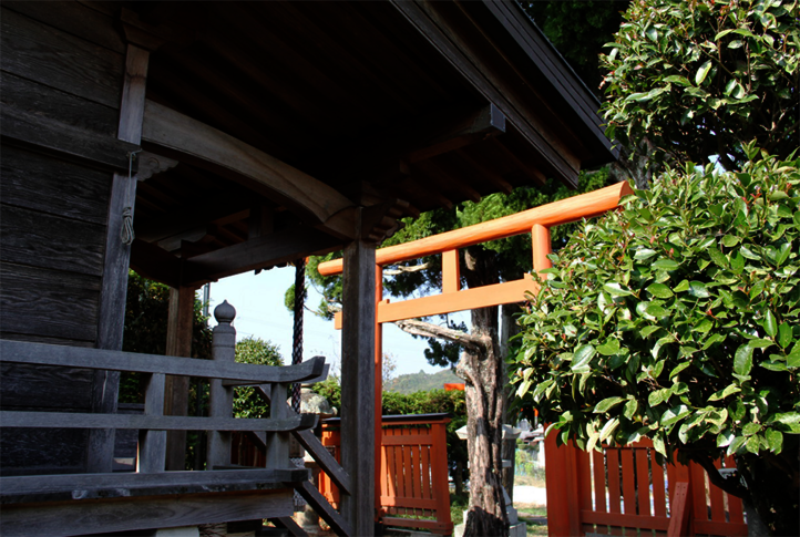 Temple with view of torii gate in Osmo Landhausfarbe in bespoke colour "Japan Red"