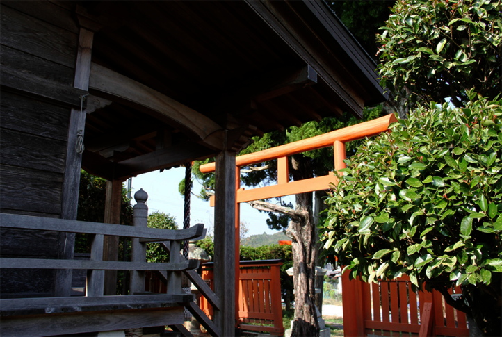 Tempelgebäude mit Blick auf das Torii mit Osmo Landhausfarbe in Sonderfarbton "Japanrot"