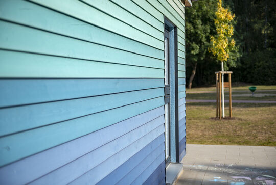 Osmo Fassadensystem CONO aus Lärchenholz mit der Landhausfarbe als farbiger Anstrich ziert die Kindertagesstätte – Osmo Referenz
