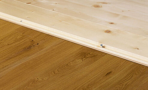 Massivholzdielen von Osmo können auf vorhandenen Holzboden quer zur Laufrichtung verschraubt werden