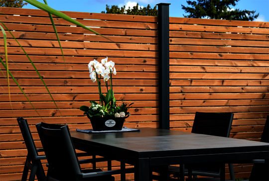 Osmo privacy screen Rhombus type in Thermowood Pine with aluminium post Anthracite