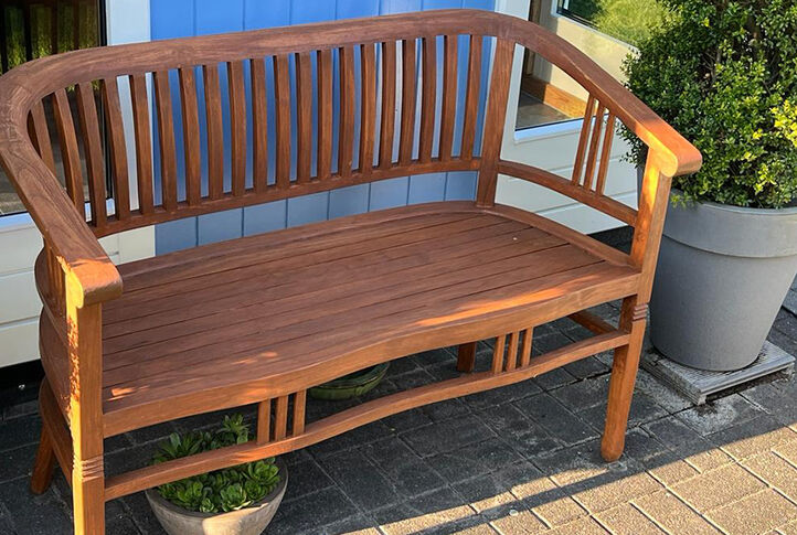 After treating the wooden bench with Osmo Bangkirai-Öl, it shines in its natural wood tone again.