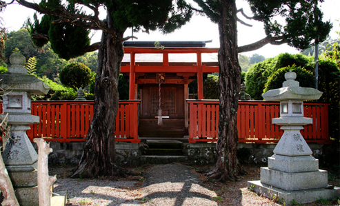 Torii gates mark the entrance to Shinto shrines and temples and have their special red colour thanks to Osmo Landhausfarbe