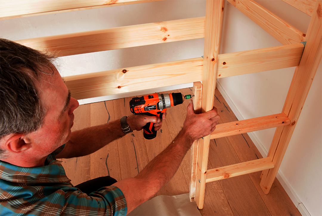 Osmo Schiff Hochbett Bauanleitung - Ein Rahmenholz an der Leiter des Bettes zur Unterstützung anschrauben