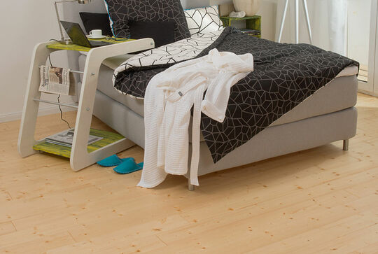 Für ein gemütliches Schlafzimmer sorgen Osmo Massivholzdielen in Fichte.