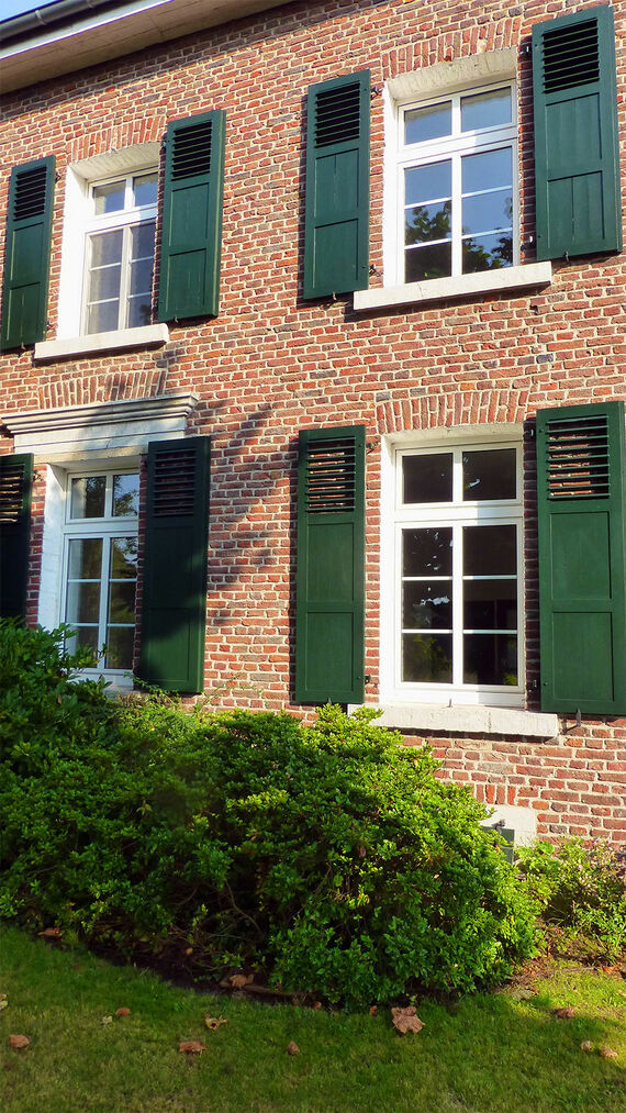 Osmo Farbe und Anstriche – denkmalgeschützter Vierkanthof im Rheinland mit neuen grünen Fensterläden - Referenz