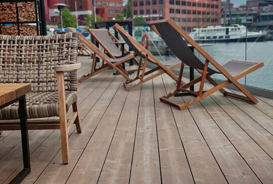 Osmo Thermoholz Fichte als Deck am Wasser powered by Lunawood. Schöne Holzterrasse zum sitzen und entspannen, auch für Ferienhäuser.