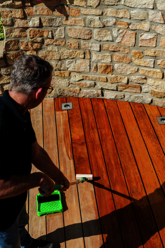 Osmo News – Terrasse auffrischen mit dem Holz-Entgrauer Kraft-Gel und dem Terrassen-Öl von Osmo. Entgrauen und pflegen, für eine Terrasse wie neu.