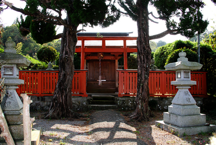Entrance area of the temple complex with Torii gate in Osmo Landhausfarbe in bespoke red colour
