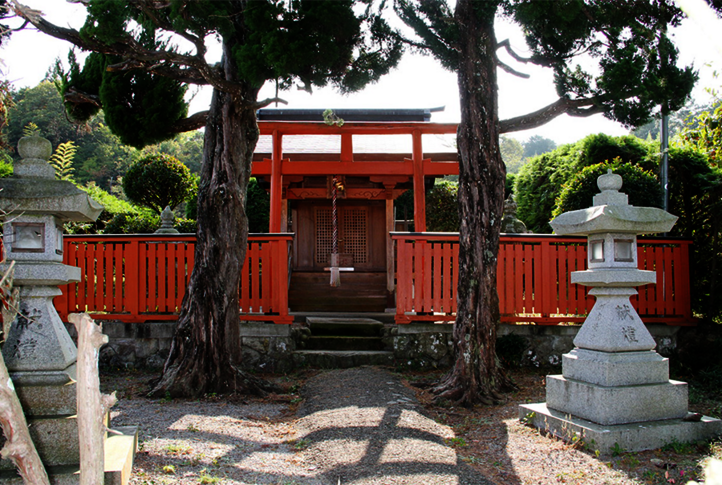 Eingangsbereich der Tempelanlage in Japan mit dem roten Torii mit Osmo Landhausfarbe