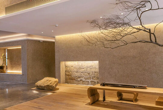 Wu Way Natural Food – Restaurant mit Holzfußboden und Holzbank mit Beton als Hintergrund – Osmo Referenz