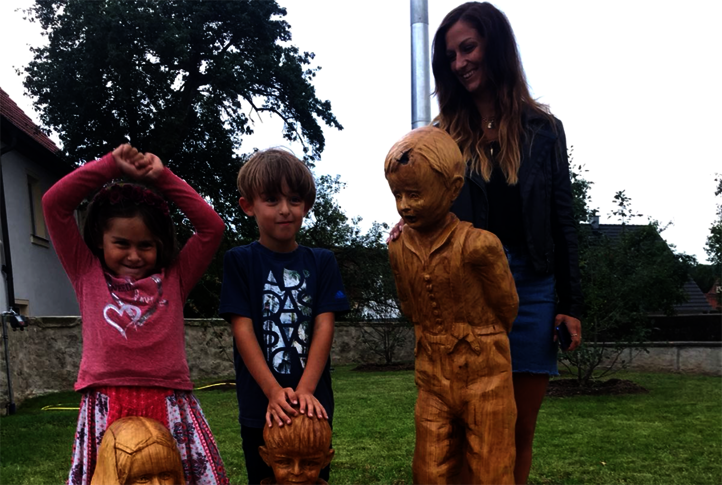 Res Hofmann und die Kindermodels für ihre Holzskulpturen, die mit Osmo UV-Schutz-Öl veredelt sind.
