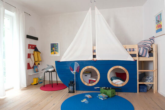 loft bed sailboat made of Osmo profiled wood in Dekorwachs 3125 Blue