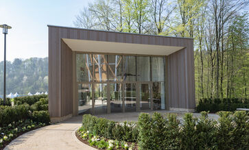 Open-air saunas and jacuzzis optimally equipped thanks to Holzschutz Öl-Lasur