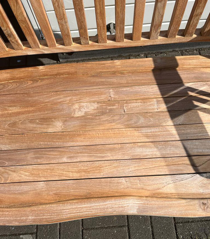 After de-greying, the wood of the garden bench will have its original wood tone again.