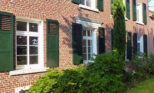 Mit Fensterläden mit Osmo Garten- und Fassadenfarbe gewinnt Ihr Haus an Charakter