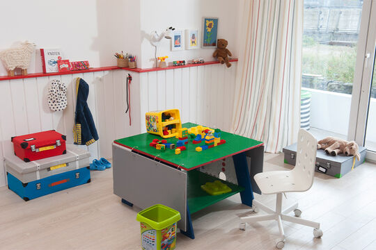 Spieltisch zum selber bauen – zum sitzen, basteln und spielen. Der Multifunktions-Spieltisch für Kinder.