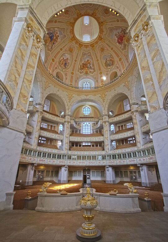 Die Dresdner Frauenkirche von innen: Die Kirchenbänke sind mit Osmo Hartwachs-Öl geschützt