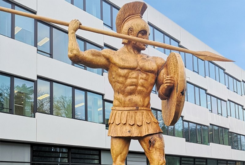 Die mit der Kettensäge schnitzt