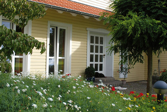 Osmo Profilholz für Häuser zwischen Fenster als Fassade