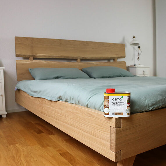Osmo TopOil lässt sich auf Holzbetten und anderen Holzmöbeln auftragen. Für ein natürlichen Look im Schlafzimmer.
