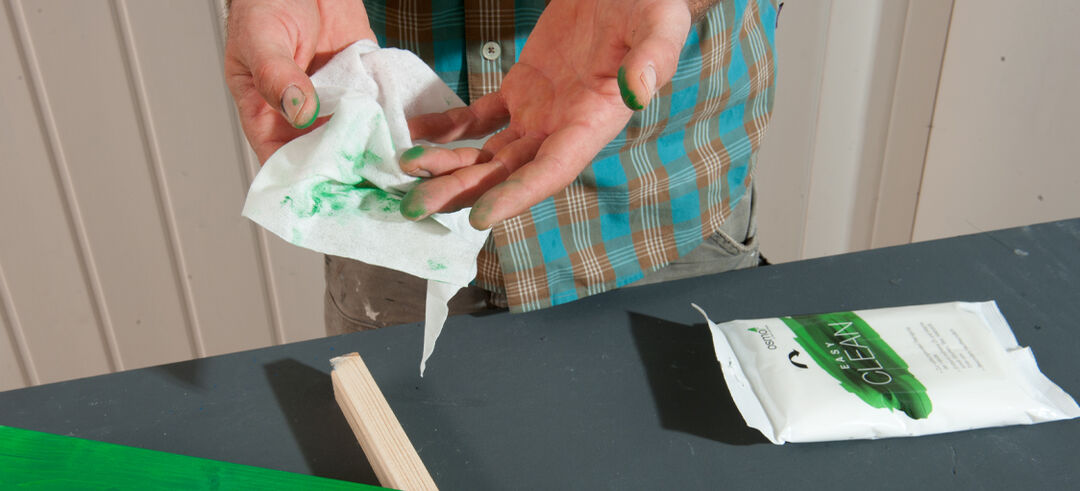 Reinigung der Arbeitsflächen, der Hände und Werkzeuge mit Easy Clean Tüchern von Osmo. Osmo Easy Clean entfernt Öl und Wachs einfach von den Händen.