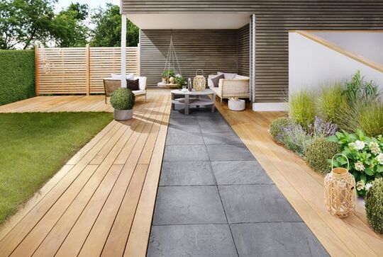 Leichte Reinigung der Terrasse im Frühjahr für einen aufgefrischten Look mit Osmo Holzterrassen-Reiniger – Pflegetipps und Hinweise von Osmo