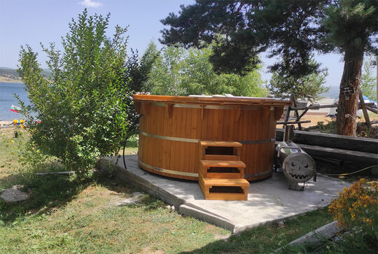 Osmo Holzschutz Öl-Lasur macht diesen Whirlpool wetterfest und UV-stabil – Referenz