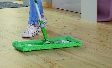 Cleaning wooden flooring with Osmo Fußboden-Reinigungsset entstaubt