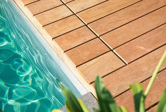 Pool deck with Osmo deck boards made of ipe wood – this wood species is especially hard, heavy and durable