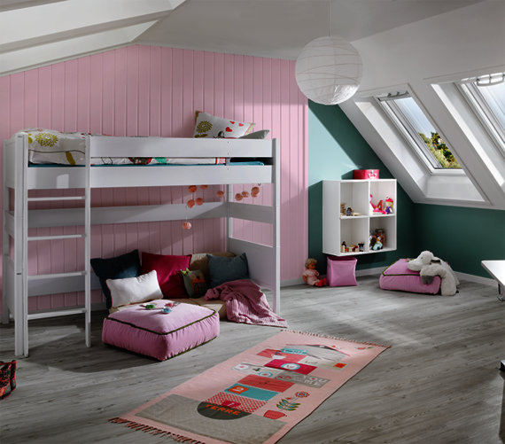 Wood profiles treated with Osmo Dekorwachs in the children’s bedroom protect walls against dirt as well as wear and provide a homely atmosphere.